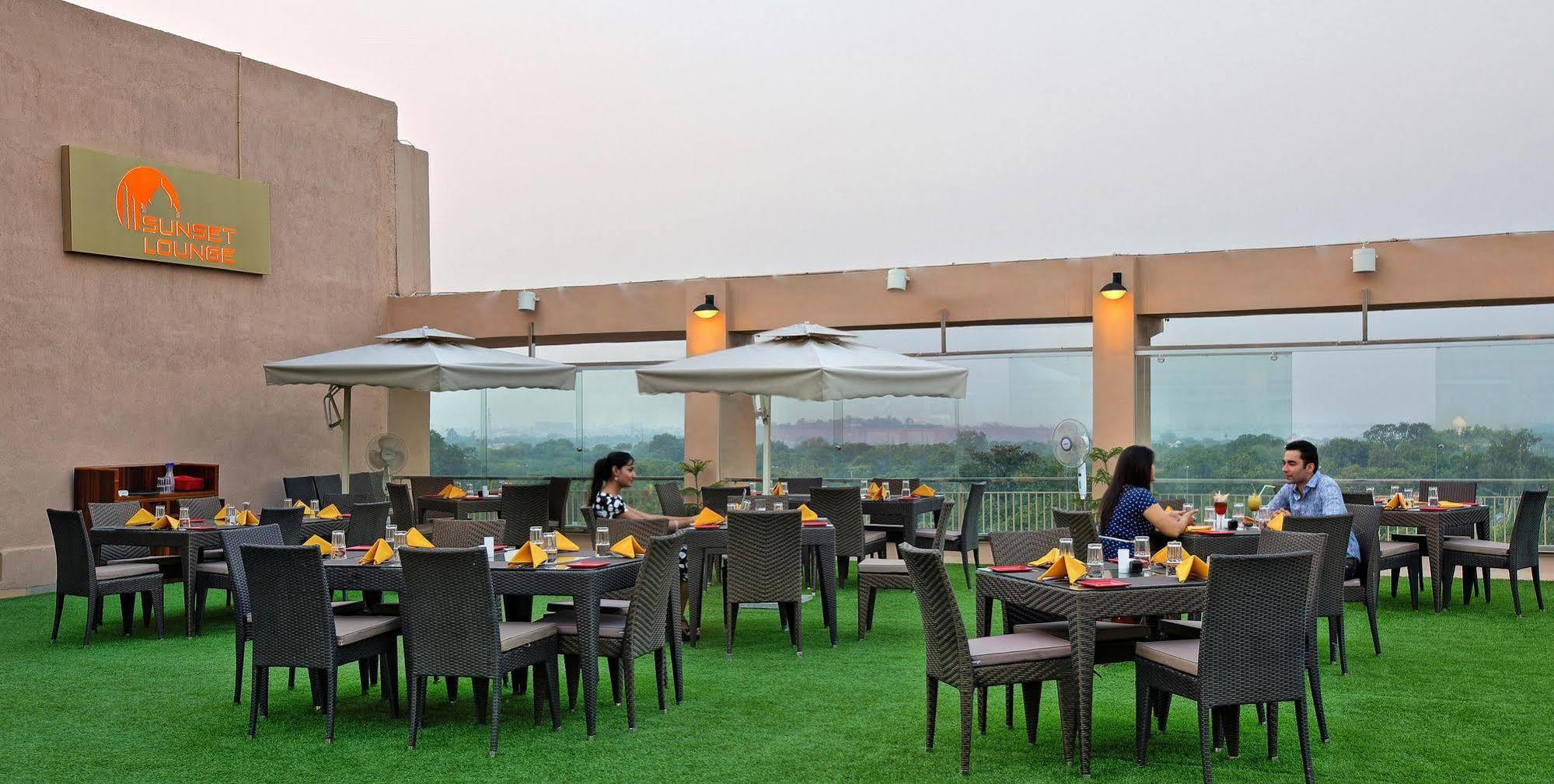Hotel Clarks Shiraz Agra  Zewnętrze zdjęcie